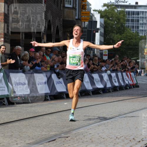 13.09.2026 - 21. swb-Marathon Bremen Strokosch-Dieckow http://msf.ph/oto/10298507 13.09.2026 12:43:40 Ziel 5212 meine-sportfotos.de