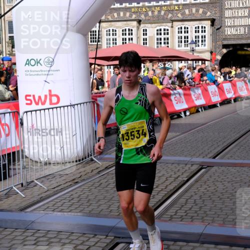 13.09.2026 - 21. swb-Marathon Bremen Tim E. http://msf.ph/oto/10298510 13.09.2026 10:36:17 Ziel 10244, 13534 meine-sportfotos.de