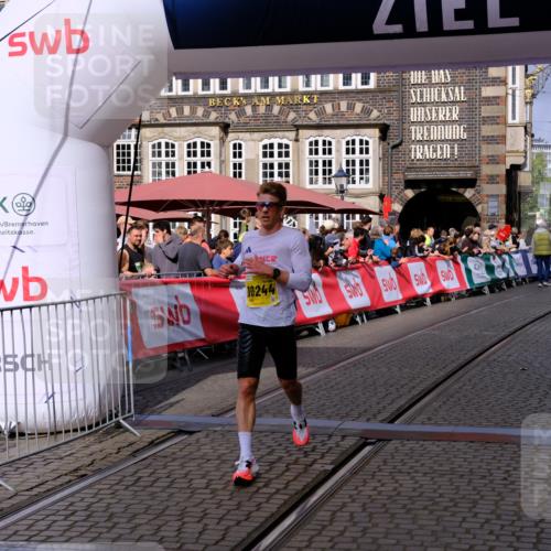 13.09.2026 - 21. swb-Marathon Bremen Tim E. http://msf.ph/oto/10298512 13.09.2026 10:36:20 Ziel 10244, 11067, 13534 meine-sportfotos.de
