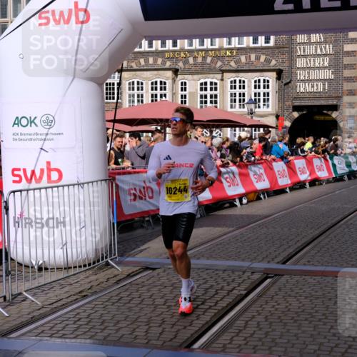 13.09.2026 - 21. swb-Marathon Bremen Tim E. http://msf.ph/oto/10298514 13.09.2026 10:36:20 Ziel 10244, 11067, 13534 meine-sportfotos.de