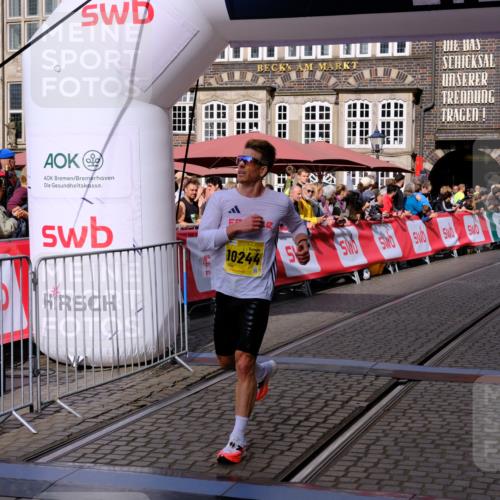 13.09.2026 - 21. swb-Marathon Bremen Tim E. http://msf.ph/oto/10298517 13.09.2026 10:36:21 Ziel 10244, 11067, 13534 meine-sportfotos.de