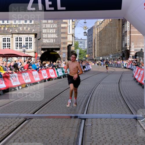 13.09.2026 - 21. swb-Marathon Bremen Tim E. http://msf.ph/oto/10298523 13.09.2026 10:36:25 Ziel 10244, 11067, 13534 meine-sportfotos.de