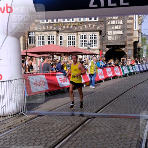 13.09.2026 - 21. swb-Marathon Bremen Tim E. http://msf.ph/oto/10298552 13.09.2026 10:36:45 Ziel 11916, 12324, 12513, 13548, 13575 meine-sportfotos.de