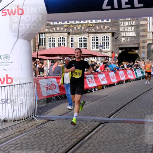13.09.2026 - 21. swb-Marathon Bremen Tim E. http://msf.ph/oto/10298568 13.09.2026 10:36:50 Ziel 11916, 12456, 13548, 13575 meine-sportfotos.de