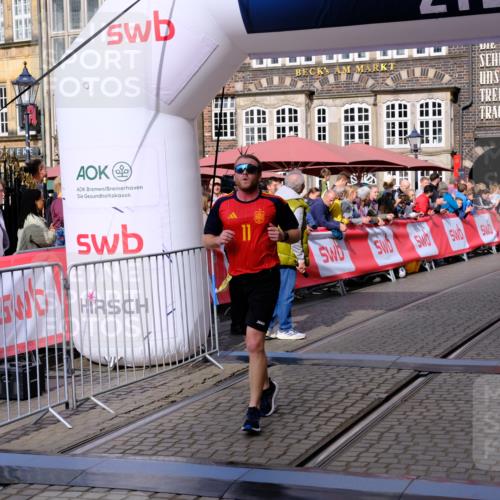 13.09.2026 - 21. swb-Marathon Bremen Tim E. http://msf.ph/oto/10298631 13.09.2026 10:37:02 Ziel 11738, 11916, 12456, 13606 meine-sportfotos.de