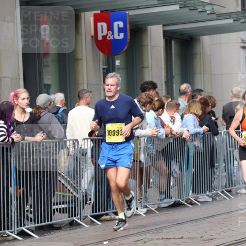 13.09.2026 - 21. swb-Marathon Bremen Strokosch-Dieckow http://msf.ph/oto/10298660 13.09.2026 10:46:02 Ziel 10228, 10447, 10897, 10992, 11110, 11287, 11356, 11706, 11925, 11926, 13609, 13640, 10436, 10464, 10987, 11015, 11279, 11559, 11762, 11845, 11956, 12033, 12069, 12087, 12556, 12557, 13529, 13595, 13612 meine-sportfotos.de
