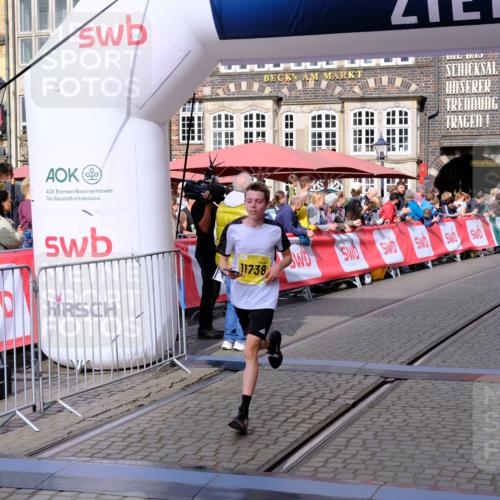 13.09.2026 - 21. swb-Marathon Bremen Tim E. http://msf.ph/oto/10298661 13.09.2026 10:37:04 Ziel 11738, 12456, 13606 meine-sportfotos.de