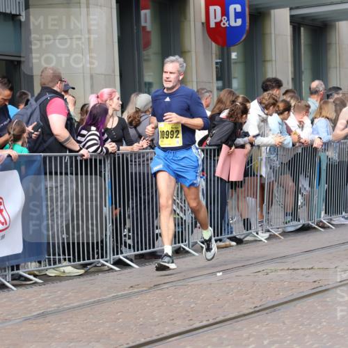 13.09.2026 - 21. swb-Marathon Bremen Strokosch-Dieckow http://msf.ph/oto/10298668 13.09.2026 10:46:02 Ziel 10228, 10447, 10897, 10992, 11110, 11287, 11356, 11706, 11925, 11926, 13609, 13640, 10436, 10464, 10987, 11015, 11279, 11559, 11762, 11845, 11956, 12033, 12069, 12087, 12556, 12557, 13529, 13595, 13612 meine-sportfotos.de