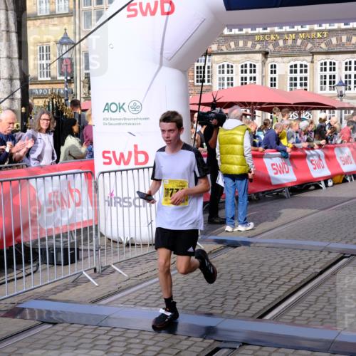 13.09.2026 - 21. swb-Marathon Bremen Tim E. http://msf.ph/oto/10298674 13.09.2026 10:37:05 Ziel 11738, 12456, 13606 meine-sportfotos.de