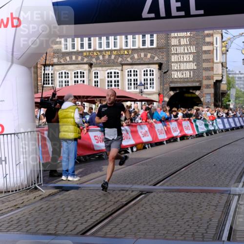 13.09.2026 - 21. swb-Marathon Bremen Tim E. http://msf.ph/oto/10298680 13.09.2026 10:37:09 Ziel 11738, 12520, 13606 meine-sportfotos.de