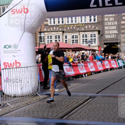 13.09.2026 - 21. swb-Marathon Bremen Tim E. http://msf.ph/oto/10298686 13.09.2026 10:37:09 Ziel 11738, 12520, 13606 meine-sportfotos.de