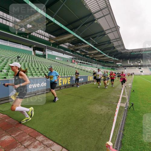 13.09.2026 - 21. swb-Marathon Bremen Michael Burmester http://msf.ph/oto/10298701 13.09.2026 10:34:00 Laufen im Stadion 10018, 10067, 10078, 10147, 10166, 10177, 10184, 10203, 10211, 10236, 10240, 10254, 10297, 10300, 10355, 10356, 10367, 10368, 10369, 10372, 10374, 10379, 10383, 10394, 10408, 10415, 10423, 10428, 10460, 10485, 10486, 10494, 10530, 10550, 10578, 10604, 10639, 10668, 10669, 10673, 10675, 10687, 10691, 10699, 10700, 10728, 10745, 10749, 10750, 10771, 10772, 10787, 10788, 10794, 10798, 10828, 10857, 10914, 10928, 11126, 11162, 11343, 11803, 11965 meine-sportfotos.de