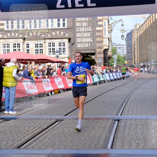 13.09.2026 - 21. swb-Marathon Bremen Tim E. http://msf.ph/oto/10298711 13.09.2026 10:37:15 Ziel 11654, 11738, 12520, 13568, 13606 meine-sportfotos.de