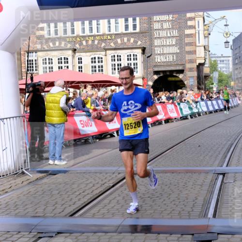 13.09.2026 - 21. swb-Marathon Bremen Tim E. http://msf.ph/oto/10298726 13.09.2026 10:37:15 Ziel 11654, 11738, 12520, 13568, 13606 meine-sportfotos.de
