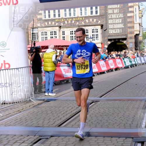 13.09.2026 - 21. swb-Marathon Bremen Tim E. http://msf.ph/oto/10298732 13.09.2026 10:37:15 Ziel 11654, 11738, 12520, 13568, 13606 meine-sportfotos.de