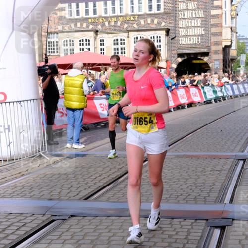 13.09.2026 - 21. swb-Marathon Bremen Tim E. http://msf.ph/oto/10298769 13.09.2026 10:37:21 Ziel 10961, 11654, 12520, 13568, 13606 meine-sportfotos.de