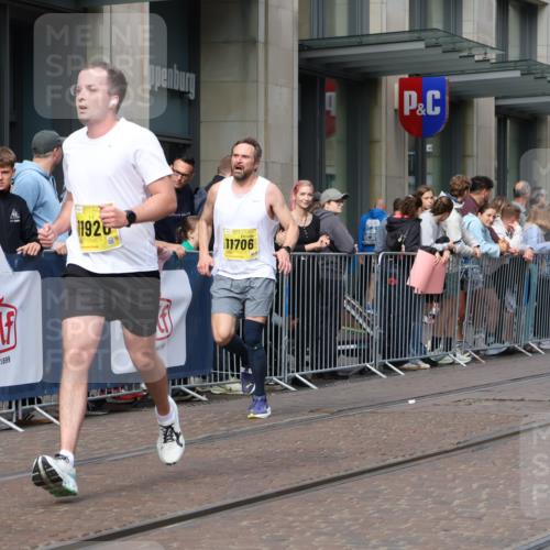 13.09.2026 - 21. swb-Marathon Bremen Strokosch-Dieckow http://msf.ph/oto/10298777 13.09.2026 10:46:13 Ziel 10228, 10590, 10897, 11110, 11155, 11287, 11356, 11926, 12035, 13511, 10436, 10447, 10992, 11706, 11925, 11926, 11956, 12556, 12557, 13529, 13609, 13612, 13640 meine-sportfotos.de