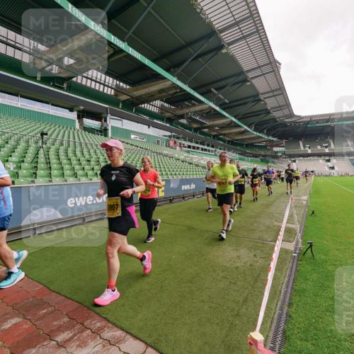 13.09.2026 - 21. swb-Marathon Bremen Michael Burmester http://msf.ph/oto/10298948 13.09.2026 10:35:14 Laufen im Stadion 10093, 10144, 10147, 10152, 10157, 10173, 10175, 10177, 10181, 10182, 10185, 10195, 10240, 10245, 10254, 10306, 10309, 10355, 10356, 10357, 10367, 10368, 10369, 10377, 10409, 10415, 10427, 10460, 10473, 10477, 10485, 10492, 10528, 10559, 10604, 10617, 10636, 10639, 10668, 10669, 10671, 10672, 10677, 10699, 10700, 10715, 10772, 10828, 10857, 10914, 10928, 11126, 11162, 11343, 11803, 11965, 10146, 10222 meine-sportfotos.de