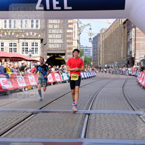 13.09.2026 - 21. swb-Marathon Bremen Tim E. http://msf.ph/oto/10298953 13.09.2026 10:37:43 Ziel 10502, 11619, 11854, 13608 meine-sportfotos.de