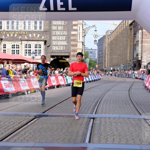 13.09.2026 - 21. swb-Marathon Bremen Tim E. http://msf.ph/oto/10298961 13.09.2026 10:37:43 Ziel 10502, 11619, 11854, 13608 meine-sportfotos.de