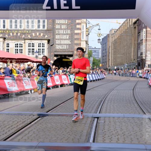 13.09.2026 - 21. swb-Marathon Bremen Tim E. http://msf.ph/oto/10298967 13.09.2026 10:37:43 Ziel 10502, 11619, 11854, 13608 meine-sportfotos.de