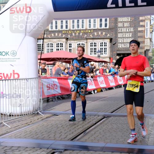 13.09.2026 - 21. swb-Marathon Bremen Tim E. http://msf.ph/oto/10298986 13.09.2026 10:37:44 Ziel 10502, 11619, 11854, 13608 meine-sportfotos.de