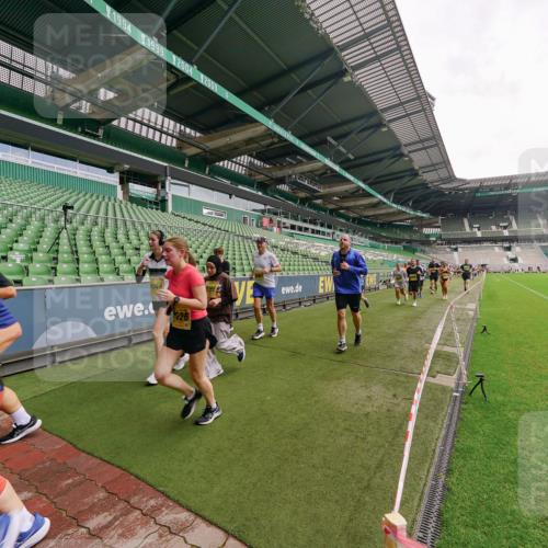 13.09.2026 - 21. swb-Marathon Bremen Michael Burmester http://msf.ph/oto/10299036 13.09.2026 10:35:36 Laufen im Stadion 10093, 10144, 10147, 10152, 10157, 10160, 10173, 10175, 10181, 10182, 10185, 10187, 10195, 10245, 10251, 10263, 10272, 10275, 10291, 10306, 10309, 10356, 10357, 10367, 10368, 10369, 10377, 10382, 10403, 10409, 10420, 10427, 10439, 10460, 10473, 10477, 10481, 10485, 10492, 10528, 10559, 10560, 10569, 10607, 10617, 10636, 10639, 10669, 10671, 10672, 10677, 10700, 10715, 10828, 10914, 10928, 11126, 11162, 11343, 11803, 11965, 10146, 10222 meine-sportfotos.de