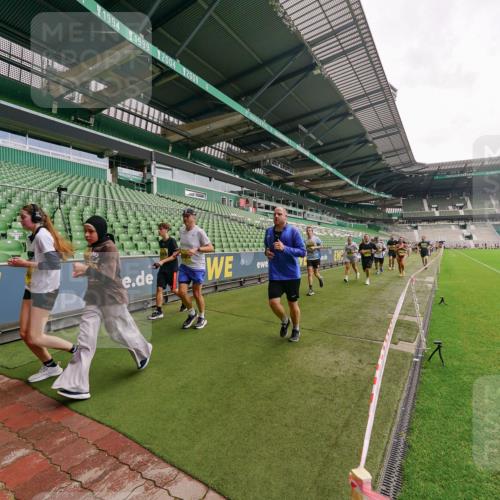 13.09.2026 - 21. swb-Marathon Bremen Michael Burmester http://msf.ph/oto/10299039 13.09.2026 10:35:37 Laufen im Stadion 10093, 10144, 10147, 10152, 10157, 10160, 10173, 10175, 10181, 10182, 10185, 10187, 10195, 10245, 10251, 10263, 10272, 10275, 10278, 10291, 10306, 10309, 10338, 10356, 10357, 10367, 10368, 10369, 10377, 10382, 10403, 10409, 10420, 10427, 10439, 10460, 10473, 10477, 10481, 10485, 10492, 10528, 10559, 10560, 10569, 10607, 10617, 10636, 10639, 10669, 10671, 10672, 10677, 10700, 10715, 10828, 10914, 10928, 11126, 11162, 11343, 11803, 11965, 10146, 10222 meine-sportfotos.de
