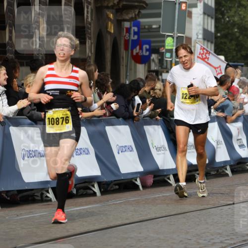 13.09.2026 - 21. swb-Marathon Bremen Strokosch-Dieckow http://msf.ph/oto/10299061 13.09.2026 10:50:13 Ziel 10452, 10508, 10593, 10709, 10966, 11005, 11007, 11035, 11183, 11415, 12380, 12510, 10170, 10233, 10525, 10840, 10923, 11178, 11497, 11499, 11622, 11680, 12045, 12078, 12269, 12447, 13562 meine-sportfotos.de