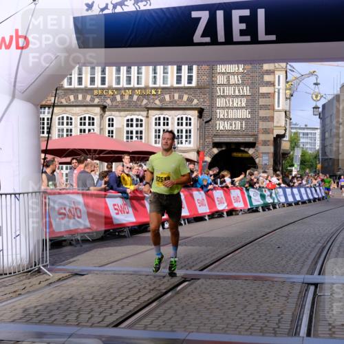 13.09.2026 - 21. swb-Marathon Bremen Tim E. http://msf.ph/oto/10299112 13.09.2026 10:38:12 Ziel 11083, 12538, 13535 meine-sportfotos.de