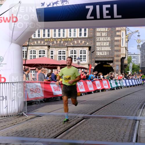 13.09.2026 - 21. swb-Marathon Bremen Tim E. http://msf.ph/oto/10299119 13.09.2026 10:38:12 Ziel 11083, 12538, 13535 meine-sportfotos.de