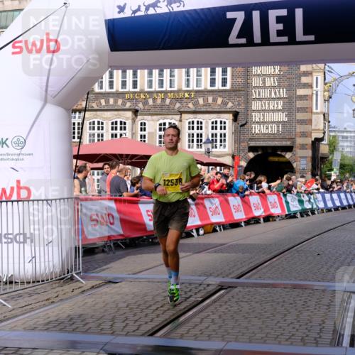 13.09.2026 - 21. swb-Marathon Bremen Tim E. http://msf.ph/oto/10299124 13.09.2026 10:38:12 Ziel 11083, 12538, 13535 meine-sportfotos.de