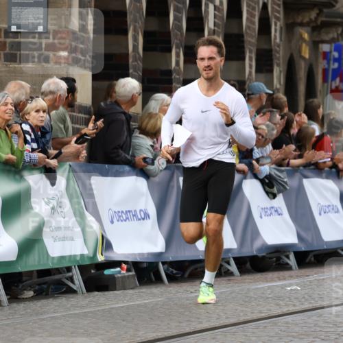 13.09.2026 - 21. swb-Marathon Bremen Strokosch-Dieckow http://msf.ph/oto/10299172 13.09.2026 12:46:02 Ziel 2032, 103, 1352, 8044 meine-sportfotos.de