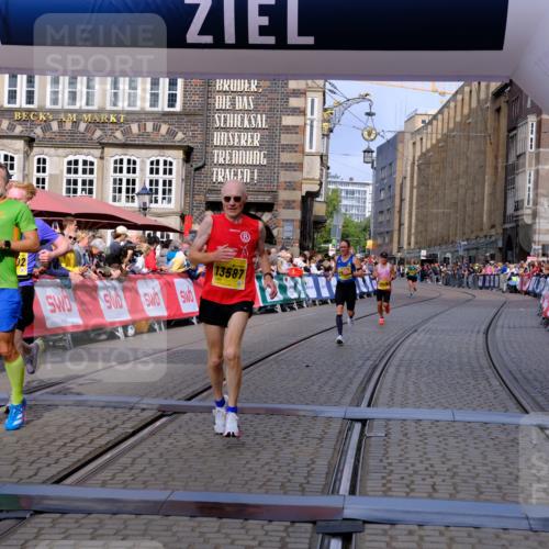 13.09.2026 - 21. swb-Marathon Bremen Tim E. http://msf.ph/oto/10299235 13.09.2026 10:38:24 Ziel 10302, 11142, 12538, 13551, 13559, 13584, 13587, 13636 meine-sportfotos.de