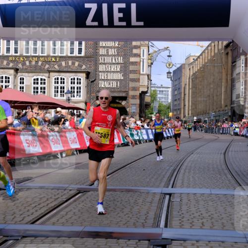 13.09.2026 - 21. swb-Marathon Bremen Tim E. http://msf.ph/oto/10299241 13.09.2026 10:38:24 Ziel 10302, 11142, 12538, 13551, 13559, 13584, 13587, 13636 meine-sportfotos.de