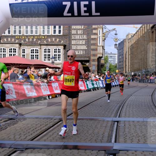 13.09.2026 - 21. swb-Marathon Bremen Tim E. http://msf.ph/oto/10299247 13.09.2026 10:38:24 Ziel 10302, 11142, 12538, 13551, 13559, 13584, 13587, 13636 meine-sportfotos.de