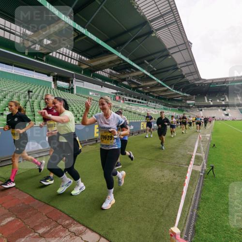 13.09.2026 - 21. swb-Marathon Bremen Michael Burmester http://msf.ph/oto/10299248 13.09.2026 10:36:27 Laufen im Stadion 10092, 10093, 10144, 10152, 10153, 10154, 10160, 10173, 10175, 10181, 10182, 10186, 10187, 10195, 10198, 10237, 10245, 10251, 10257, 10263, 10272, 10275, 10278, 10291, 10296, 10306, 10309, 10327, 10331, 10332, 10338, 10357, 10377, 10382, 10390, 10403, 10409, 10411, 10420, 10427, 10429, 10439, 10473, 10477, 10481, 10492, 10497, 10500, 10516, 10528, 10531, 10560, 10569, 10607, 10613, 10617, 10633, 10636, 10647, 10648, 10659, 10663, 10671, 10672, 10715 meine-sportfotos.de