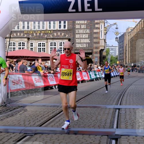 13.09.2026 - 21. swb-Marathon Bremen Tim E. http://msf.ph/oto/10299255 13.09.2026 10:38:24 Ziel 10302, 11142, 12538, 13551, 13559, 13584, 13587, 13636 meine-sportfotos.de