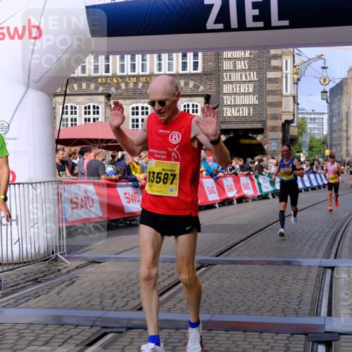 13.09.2026 - 21. swb-Marathon Bremen Tim E. http://msf.ph/oto/10299268 13.09.2026 10:38:25 Ziel 10302, 11142, 13551, 13559, 13584, 13587, 13636 meine-sportfotos.de