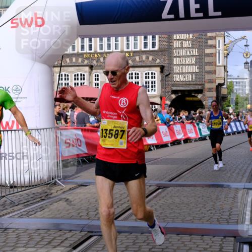 13.09.2026 - 21. swb-Marathon Bremen Tim E. http://msf.ph/oto/10299276 13.09.2026 10:38:25 Ziel 10302, 11142, 13551, 13559, 13584, 13587, 13636 meine-sportfotos.de