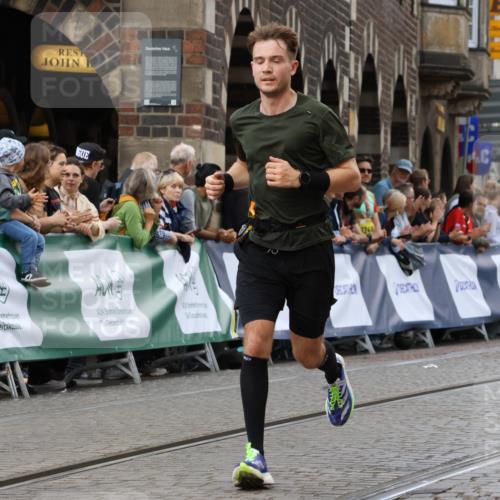 13.09.2026 - 21. swb-Marathon Bremen Strokosch-Dieckow http://msf.ph/oto/10299300 13.09.2026 12:46:29 Ziel 103, 1352, 2143, 8044, 238, 574, 841, 1391 meine-sportfotos.de