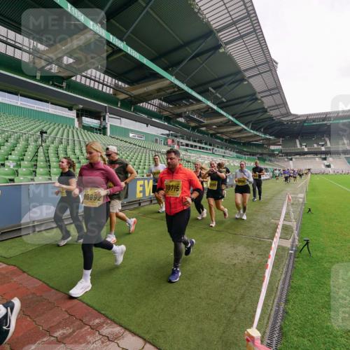 13.09.2026 - 21. swb-Marathon Bremen Michael Burmester http://msf.ph/oto/10299418 13.09.2026 10:37:13 Laufen im Stadion 10090, 10091, 10092, 10150, 10152, 10153, 10154, 10160, 10186, 10187, 10198, 10237, 10251, 10257, 10263, 10272, 10273, 10274, 10275, 10278, 10283, 10291, 10296, 10306, 10315, 10323, 10327, 10331, 10332, 10338, 10357, 10370, 10375, 10376, 10382, 10390, 10403, 10411, 10420, 10429, 10432, 10439, 10444, 10473, 10481, 10488, 10497, 10500, 10516, 10531, 10560, 10569, 10598, 10607, 10613, 10633, 10647, 10648, 10654, 10659, 10663, 10671, 10672, 10674 meine-sportfotos.de