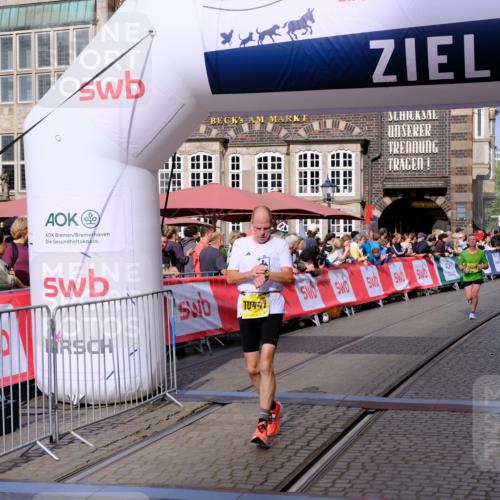 13.09.2026 - 21. swb-Marathon Bremen Tim E. http://msf.ph/oto/10299439 13.09.2026 10:38:50 Ziel 10441, 12370, 13507, 13539 meine-sportfotos.de