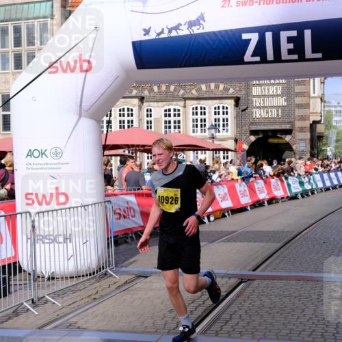 13.09.2026 - 21. swb-Marathon Bremen Tim E. http://msf.ph/oto/10299607 13.09.2026 10:39:09 Ziel 10782, 10926, 11127, 11338, 12370 meine-sportfotos.de