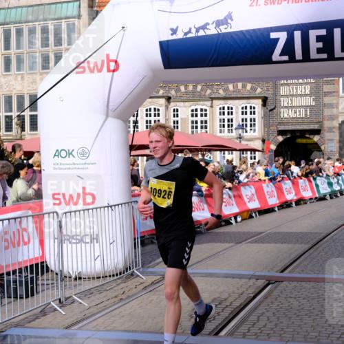 13.09.2026 - 21. swb-Marathon Bremen Tim E. http://msf.ph/oto/10299612 13.09.2026 10:39:09 Ziel 10782, 10926, 11127, 11338, 12370 meine-sportfotos.de