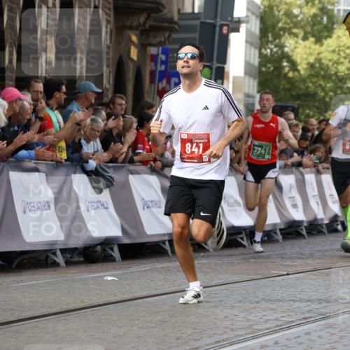 13.09.2026 - 21. swb-Marathon Bremen Strokosch-Dieckow http://msf.ph/oto/10299643 13.09.2026 12:47:05 Ziel 238, 574, 841, 1391, 7741 meine-sportfotos.de