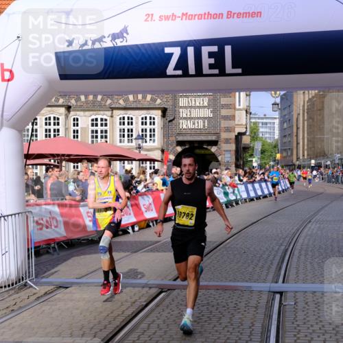 13.09.2026 - 21. swb-Marathon Bremen Tim E. http://msf.ph/oto/10299647 13.09.2026 10:39:15 Ziel 10782, 10926, 11127, 11338, 12003 meine-sportfotos.de