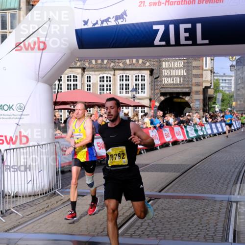 13.09.2026 - 21. swb-Marathon Bremen Tim E. http://msf.ph/oto/10299656 13.09.2026 10:39:16 Ziel 10782, 10926, 11127, 11338, 12003 meine-sportfotos.de