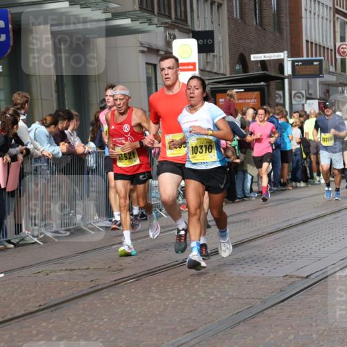 13.09.2026 - 21. swb-Marathon Bremen Strokosch-Dieckow http://msf.ph/oto/10299680 13.09.2026 10:47:22 Ziel 10172, 10210, 10223, 10270, 10393, 10592, 10594, 10807, 10860, 10873, 11018, 11130, 11469, 11634, 11646, 11809, 11894, 12077, 12296, 12318, 12547, 12558, 13521, 10189, 10310, 10319, 10744, 10898, 11060, 11187, 11269, 11462, 11650, 11651, 11814, 12048, 12195, 12298, 12415, 12470, 13528, 13545, 13589, 13613 meine-sportfotos.de