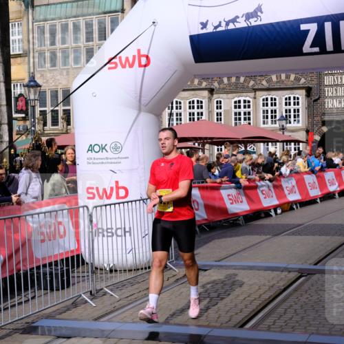 13.09.2026 - 21. swb-Marathon Bremen Tim E. http://msf.ph/oto/10299752 13.09.2026 10:39:33 Ziel 11227, 11454, 12003, 13556, 13641 meine-sportfotos.de